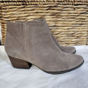 BLONDO Valli Waterproof Booties Womens 7 Ankle Boots Suede Block Heels Beige Zip